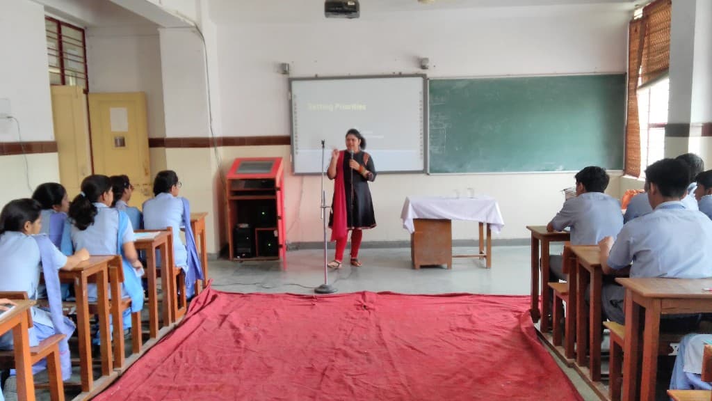 Seminar on setting priorities for school students